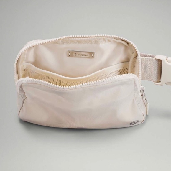 LULULEMON EVERYWHERE BELT BAG WHITE OPAL NWT - Picture 2 of 6